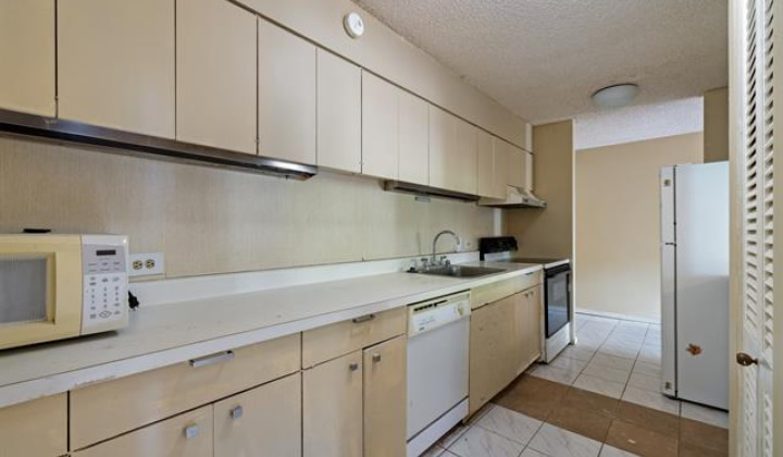 555 University Avenue,Honolulu,Hawaii,96826,1 Bedroom Bedrooms,1 BathroomBathrooms,Condo/Townhouse,University,1,17779410