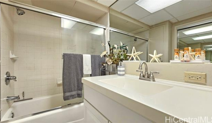 2500 Kalakaua Avenue,Honolulu,Hawaii,96815,1 BathroomBathrooms,Condo/Townhouse,Kalakaua,16,17842718