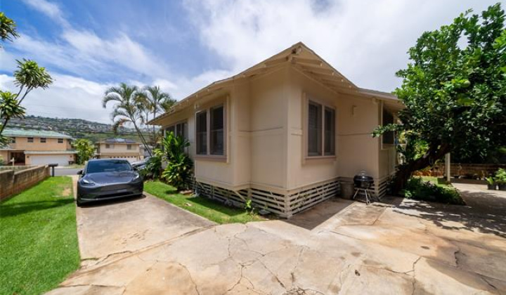 3811 Waialae Avenue,Honolulu,Hawaii,96816,8 Bedrooms Bedrooms,4 BathroomsBathrooms,Single family,Waialae,18096018