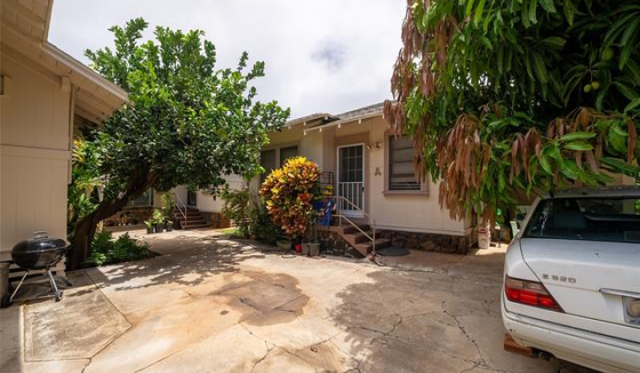 3811 Waialae Avenue,Honolulu,Hawaii,96816,8 Bedrooms Bedrooms,4 BathroomsBathrooms,Single family,Waialae,18096018