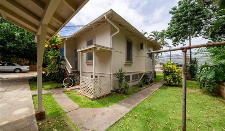 3811 Waialae Avenue,Honolulu,Hawaii,96816,8 Bedrooms Bedrooms,4 BathroomsBathrooms,Single family,Waialae,18096018