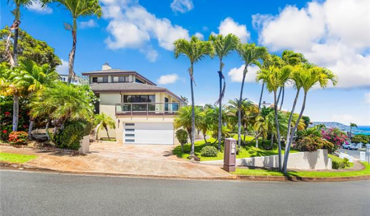 600 Kahiau Loop,Honolulu,Hawaii,96821,4 Bedrooms Bedrooms,3 BathroomsBathrooms,Single family,Kahiau,18212745