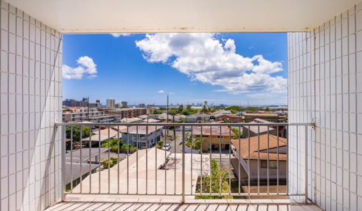 647 Kunawai Lane,Honolulu,Hawaii,96817,2 Bedrooms Bedrooms,1 BathroomBathrooms,Condo/Townhouse,Kunawai,5,18186777