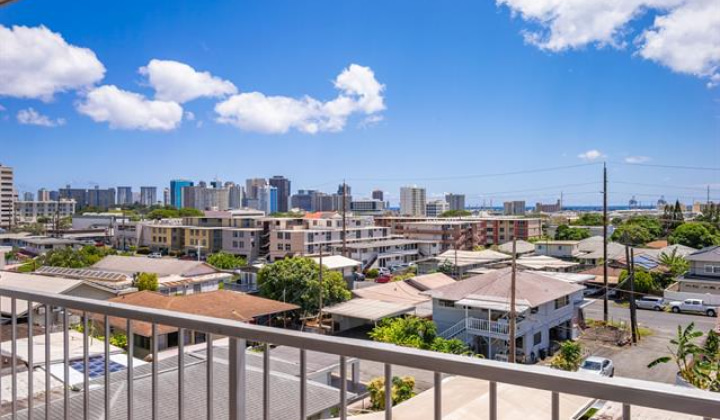 647 Kunawai Lane,Honolulu,Hawaii,96817,2 Bedrooms Bedrooms,1 BathroomBathrooms,Condo/Townhouse,Kunawai,5,18186777