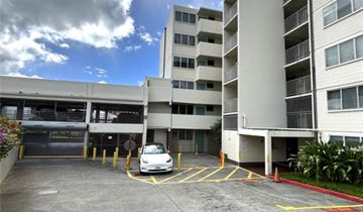 1555 Pohaku Street,Honolulu,Hawaii,96817,1 Bedroom Bedrooms,1 BathroomBathrooms,Condo/Townhouse,Pohaku,6,18278637