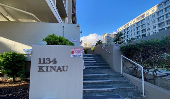 1134 Kinau Street,Honolulu,Hawaii,96814,1 Bedroom Bedrooms,1 BathroomBathrooms,Condo/Townhouse,Kinau,8,18404063